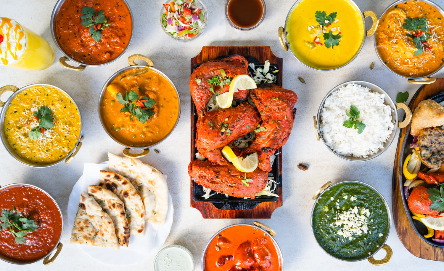 Gedeckte Tafel mit indischen Gerichten bei Notna Spice
